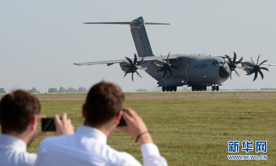 п܇A-400M܊\ݔC